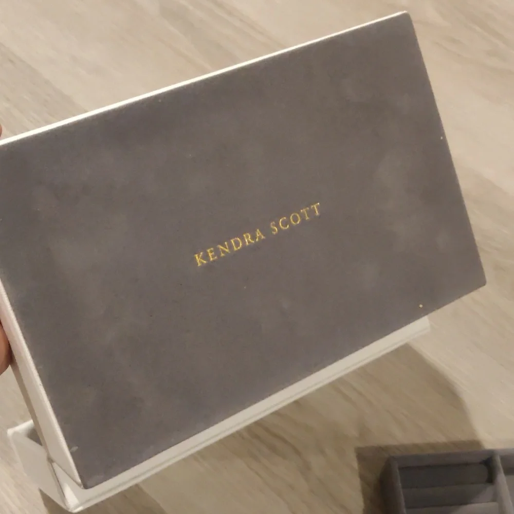 New!Kendra Scott White Jewelry Box with Golden Tone Logo Faux Leather